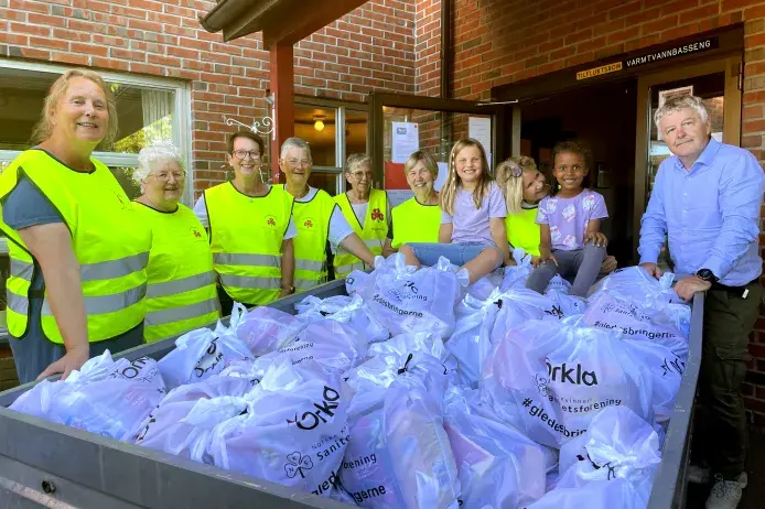 Sanitetskvinnene deler ut mat fra Orkla