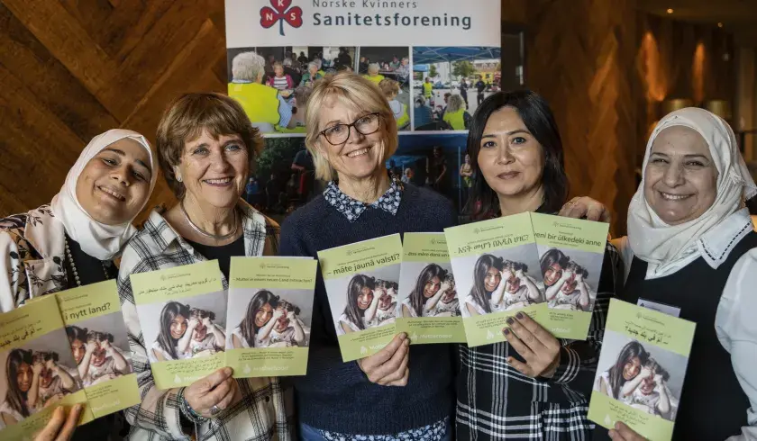 innvandrerkvinner med frivillige sanitetskvinnene i motherhood