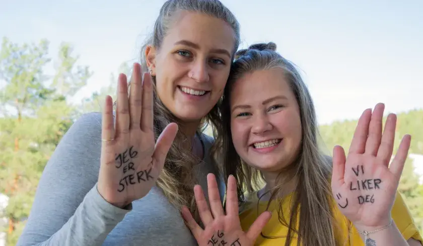 to jenter som er med i Sisterhood