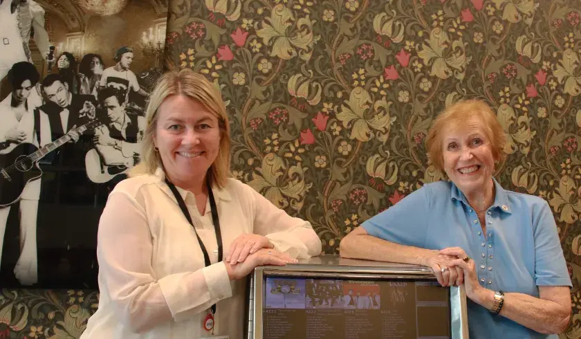 Leder av demenslandsbyen og Eiksmarka sanitetsforening foran jukeboksen i Carpe Diem demenslandsbyen