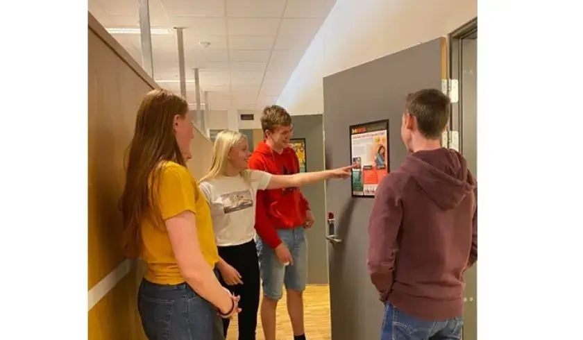 Elever på videregående skole ser på doavisa