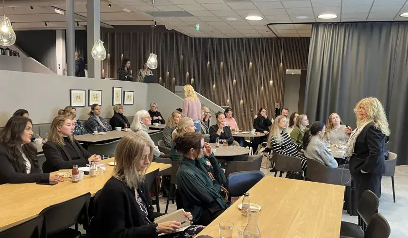 Generalsekretær i Sanitetskvinnene Malin Stensønes med deltakere fra næringslivet