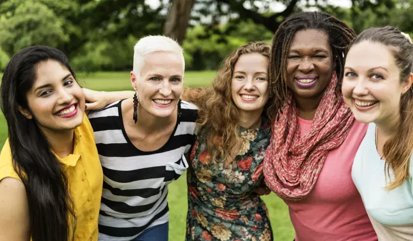 Glade kvinner i alle aldre