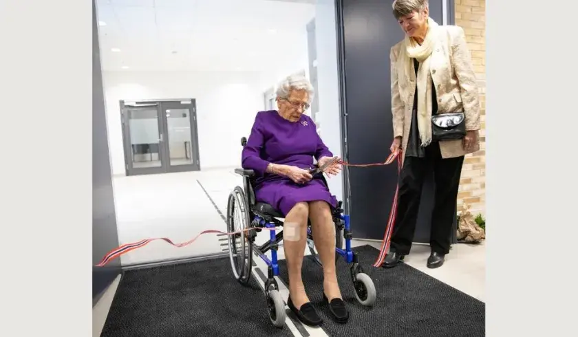 Prinsesse Astrid, fru Ferner klipper snor på åpningen av Helsehus Akershus