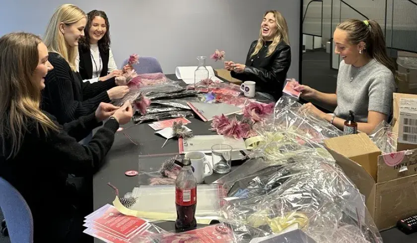 Ansatte på Vita binder fastelavnsris