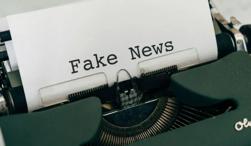 Skrivemaskin med et ark med Fake News på