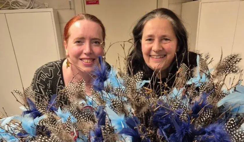 To damer med fastelavnsris fra Frognerparken Sanitetsforening