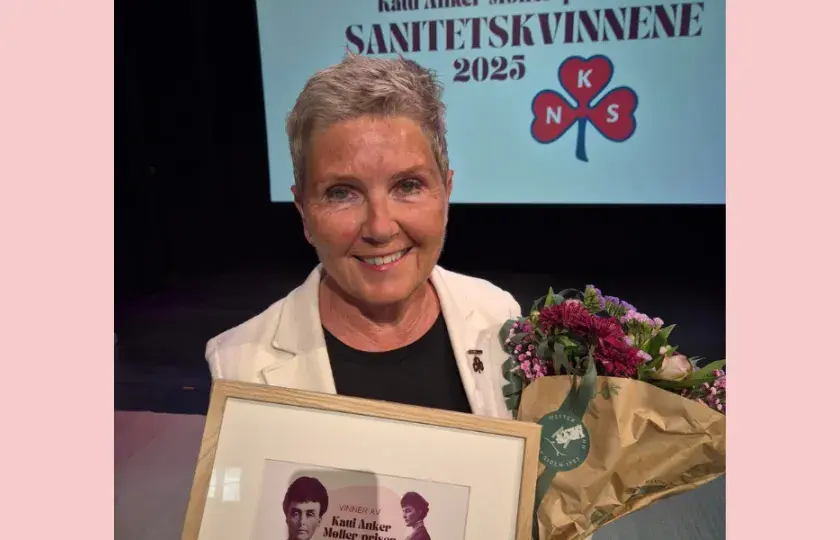 Org.leder i Sanitetskvinnene Marit Bj&oslash;rnstad mottar Amatheaprisen 2025