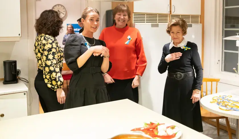 Dronning Sonja møter ukrainske kvinnelige flyktninger hos Sanitetskvinnene