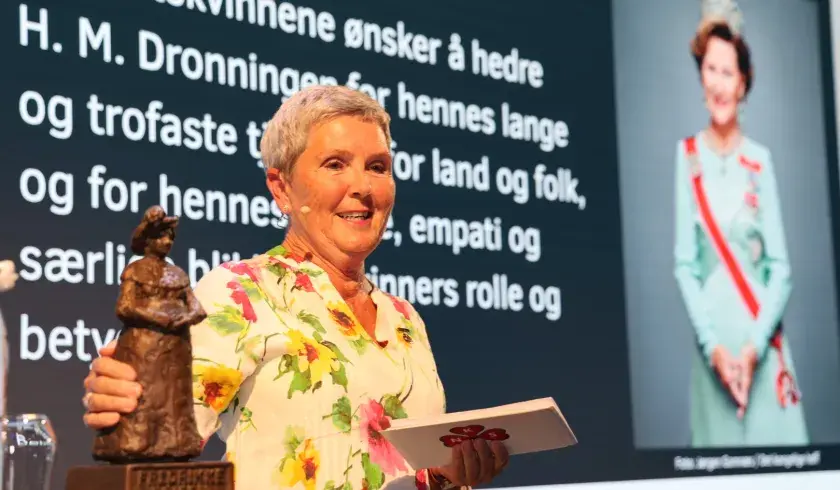 Organisasjonsleder i Sanitetksvinnene Marit Bjørnstad deler ut Fredrikkeprisen 2025 til Dronning Sonja