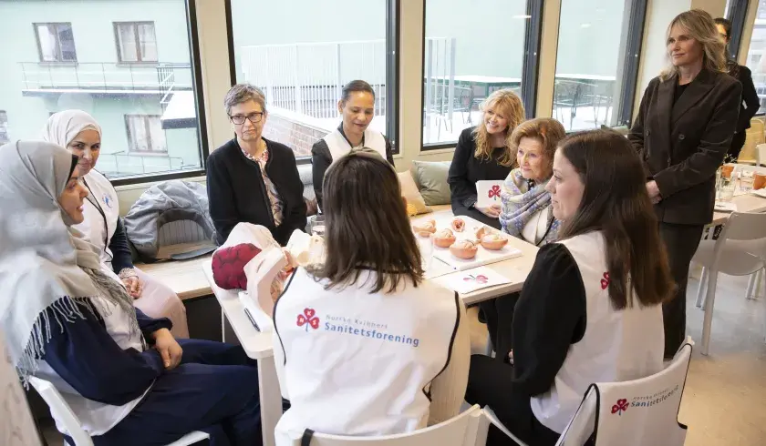 Dronning Sonja, Fredrikkeprisvinneren 2025, møter kvinner på kvinnehelsehuset i Oslo