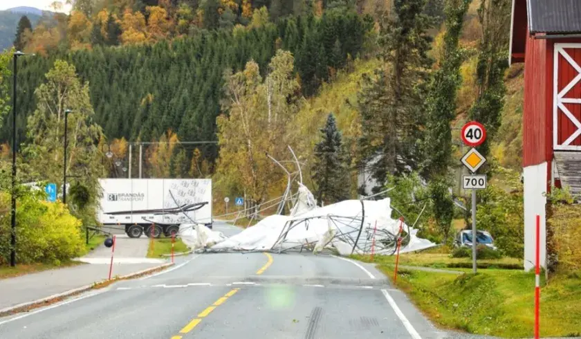 Veien ødelagt i stormen