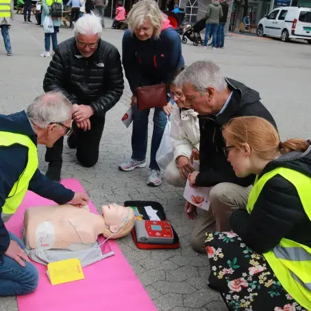 Gruppe mennesker lærer HLR