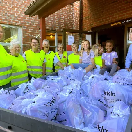 Sanitetskvinnene deler ut mat fra Orkla