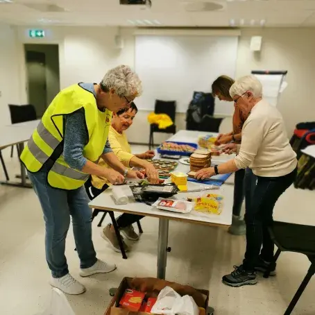 Sanitetskvinnene lager mat til redningsmannskap