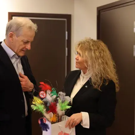 Malin Stens&oslash;nes generalsekret&aelig;r i Sanitetskvinnene snakker med statsminister Jonas Gahr St&oslash;re